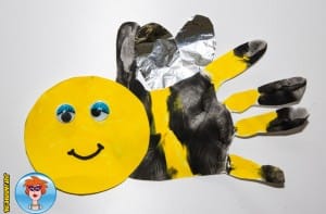 Bij van handafdruk knutselen 4