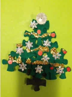 Kerstboom van puzzelstukken – knutselen met kinderen