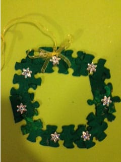 Kerstkrans knutselen van puzzelstukken – knutselen met kinderen