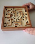 Labyrinth bakje – een uitdaging voor de oog-handcoördinatie, de concentratie en het geduld.
