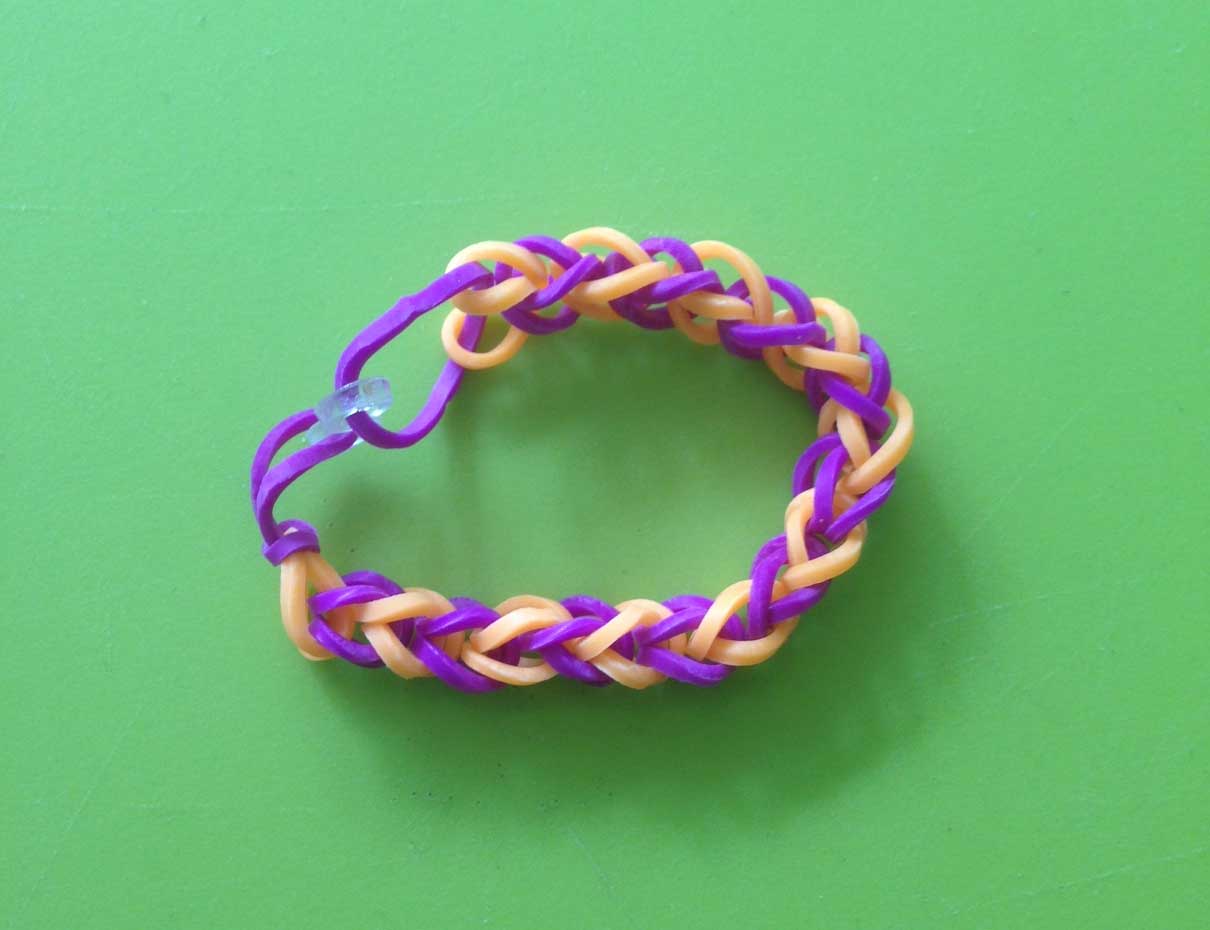 Eenvoudige, tweekleurige armband maken met Loom bandjes op een werkbord of met een haakpen