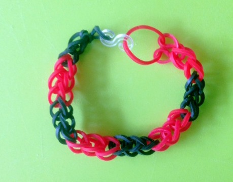 Tweekleurige armband van enkele rij maken met Loom bandjes op een werkbord of met een haakpen