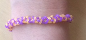 Simpele, tweekleurige armbandjes maken met Loom elastiekjes met een haakpen