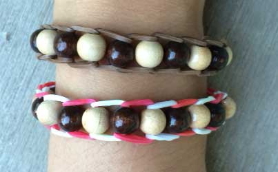 Loom armbandje voor vaders op Vaderdag met houten kralen Loomen op een vork