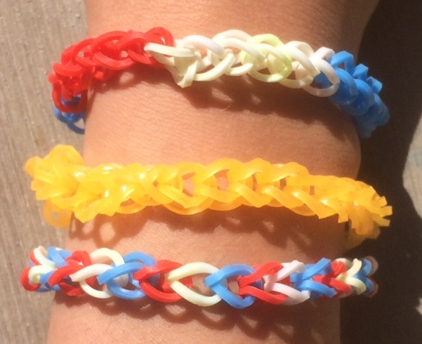 Eenvoudige voetbal armbandjes maken voor Vaderdag met Loom bandjes op een vork