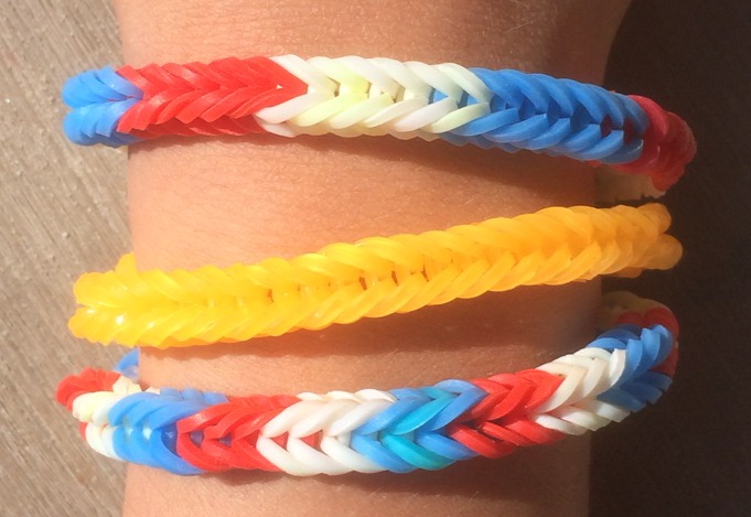 Dikke voetbal armbandjes maken voor Vaderdag met Loom bandjes op een vork