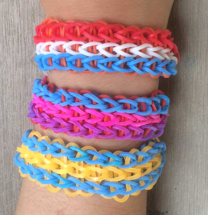 Dikke voetbalarmbandjes maken van drie rijen voor Vaderdag met Loom bandjes op een Loom bord