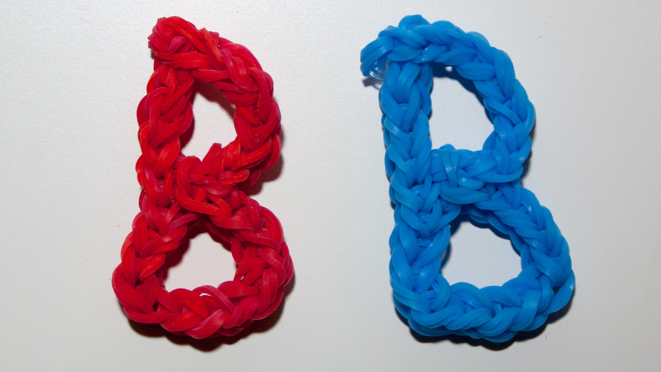 Maak de letter B met Loom bandjes