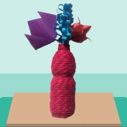 Vaas met bloemen knutselen van een plastic fles, wol en papier 2