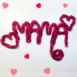 “Mama” knutselen van wol voor Moederdag