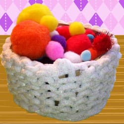 Mandje breien met dikke breigaren op een breiring