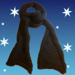 Zwarte sjaal breien op een breiraam of een loombord