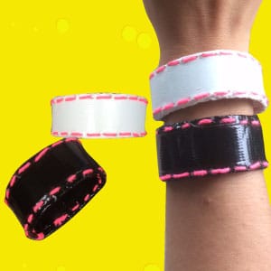 Armbandje knutselen met duct tape en stikken met naald en draad.