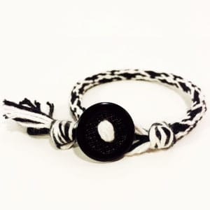 Zwart wit armbandje vlechten met garen of bollen wol – patroon