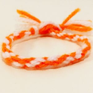 Zelf armbandjes maken met garen – patroon