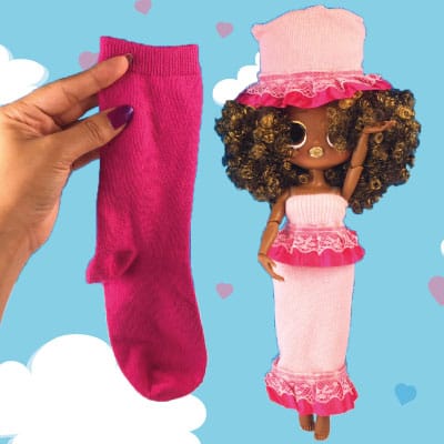 Maak zelf een jurk en hoed voor je pop van een sok!