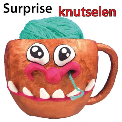 Surprise meester koffiemok: trol mok van papier-maché met groene bol snotwol erin.