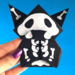 Origami – Halloween kat verkleed als skelet