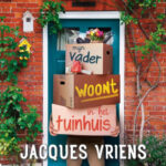 Boekbespreking van het boek "Mijn vader woont in het tuinhuis" van Jacques Vriens over een tweeling in groep 8 die worstelt met de scheiding van hun ouders en de uitdagingen op school.