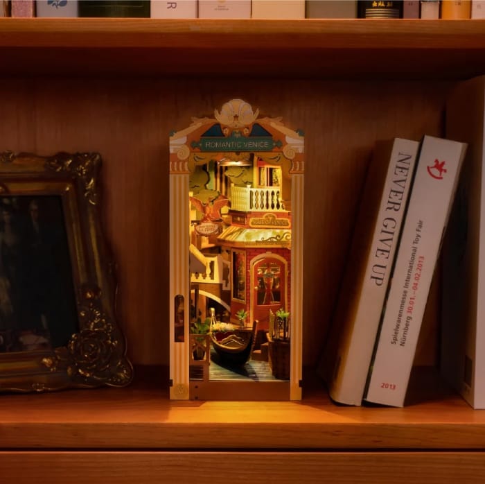 DIY book nook kit Romantic Venice - een verlichte miniatuurwereld voor in een boekenkast