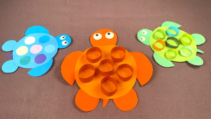 Drie geknutselde schildpadden gemaakt van papier en cirkels, met verschillende moeilijkheidsgraden en 3D-effecten.