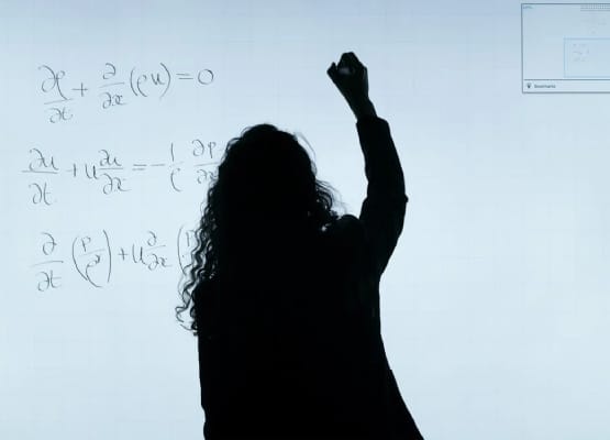 Docent schrijft op een digitaal whiteboard tijdens een les