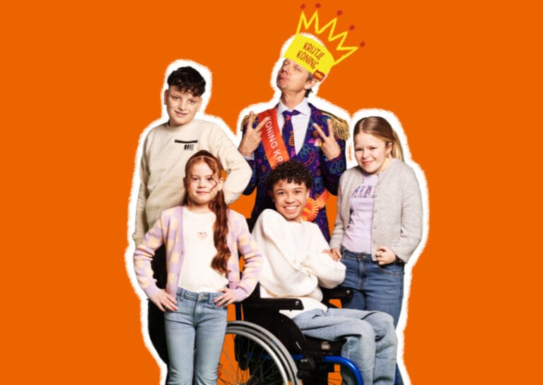 Groep kinderen en Koning Krijtje poseren vrolijk voor de Krijtje Koning campagne van Wibra, met als thema ‘Onbeperkt Meedoen’.
