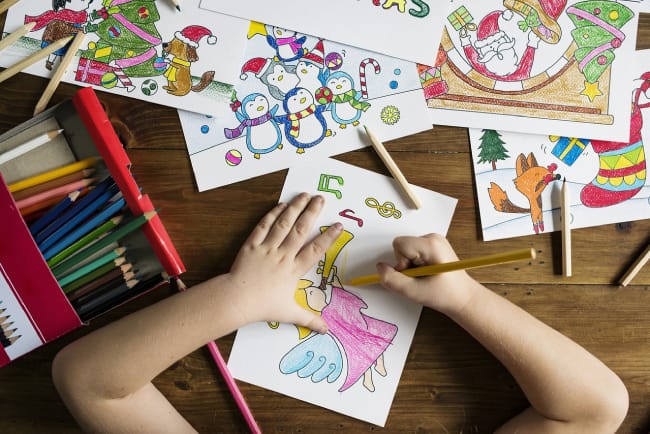 Kinderen kleuren kersttekeningen tijdens een creatieve activiteit in de klas