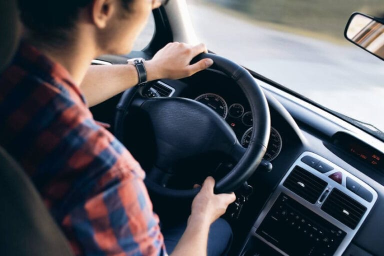Jongere oefent met autorijden na behalen theorie examen auto