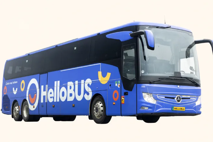 Grote blauwe HelloBUS touringcar voor schooluitjes
