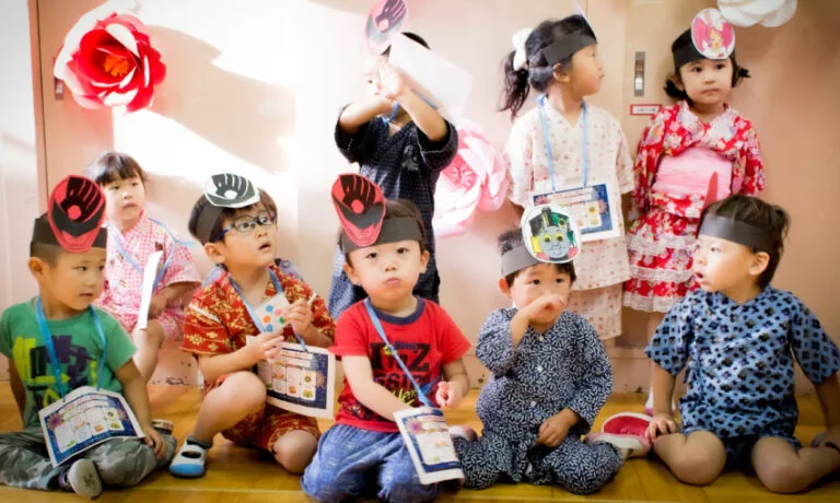 Kinderen in verkleedkleding tijdens een thematisch schoolfeest