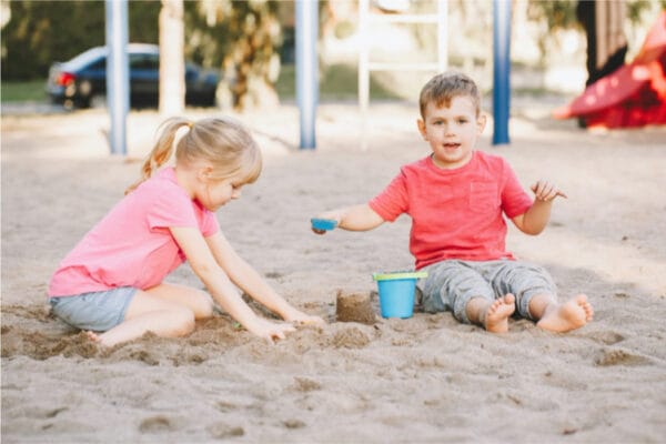 Kinderen spelen met zand in de zandbak – zand- en watertafels voor kinderen