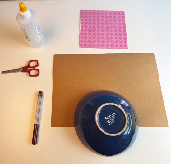 Benodigdheden om een ijsje van papier te knutselen: papier, lijm, schaar, pen en een kom