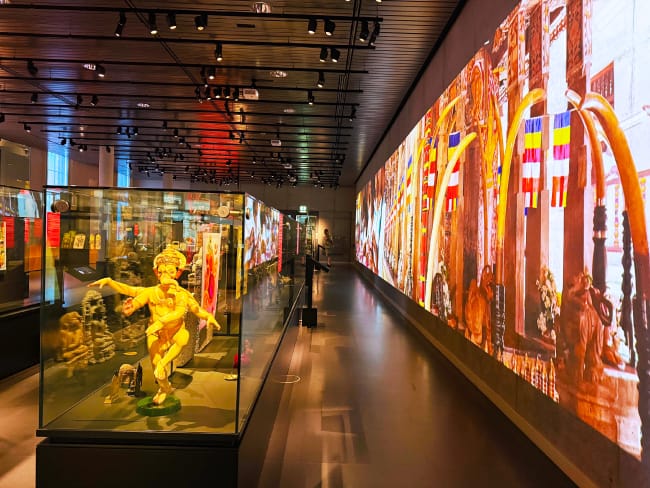 Hanuman beeld en kleurrijke projectie in Wereldmuseum Leiden tentoonstelling