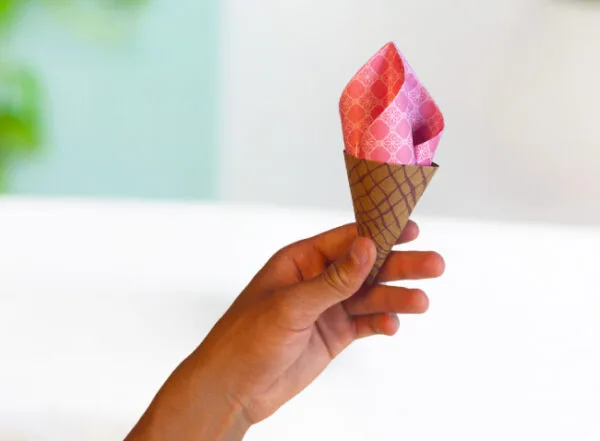 Een ijsje van papier, geknutseld met bruin en roze papier