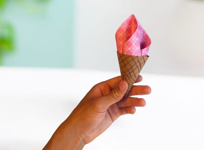 Een ijsje van papier, geknutseld met bruin en roze papier