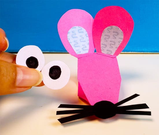 Papieren muis met oren en snorharen, ogen worden klaargehouden om op te plakken