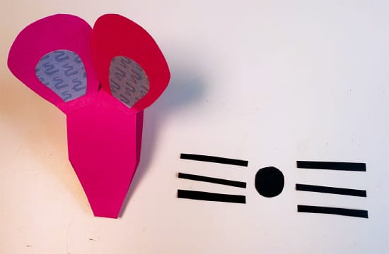 Papieren hoofd van muis met oren, naast losse snorharen en neus om op te plakken