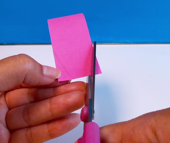 Roze papier knippen om de vorm voor een muis van papier te maken