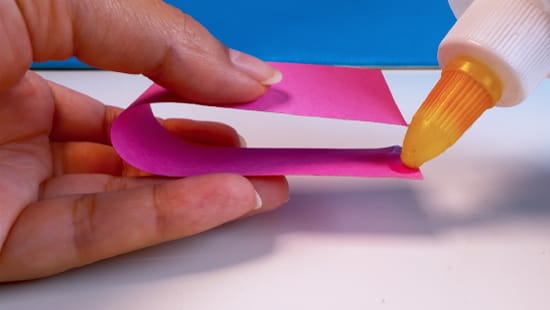 Roze papier vastlijmen voor het maken van een muis van papiercss
Kopiëren
Bewerken