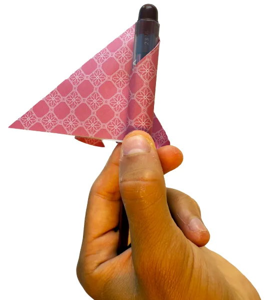 Een papieren driehoek wordt strak opgerold rond een pen tot een spiraalvormig softijspatroo