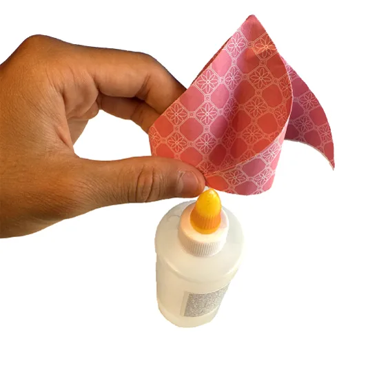 Opgerold papier wordt met lijm aan de punten vastgemaakt om een softijsje van papier te vormen