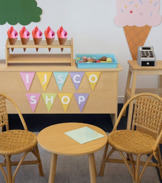 Kinderen kunnen samen spelen in een zelfgemaakte ijskraam met papieren ijsjes als speelgoed.