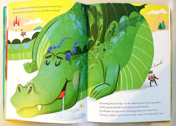 De slapende draak uit het prentenboek De koning zonder paard van Levinia van Teunenbroek, waarin de koning zijn paard hoort hinniken in de buik van de draak. Illustratie van Charlotte Bruijn. Uitgegeven door Unieboek | Het Spectrum in samenwerking met Stichting CPNB.