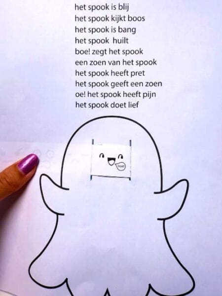 Halloween leeskaart met een spook voor beginnende lezers – kind oefent met lezen en gezichtsuitdrukkingen
