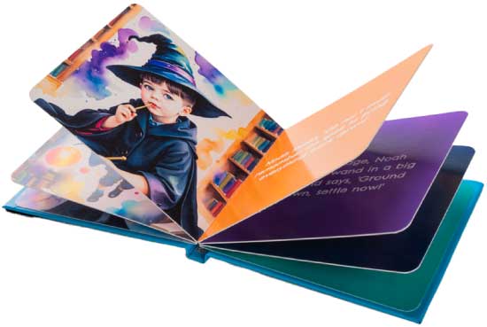 Open StoryPrint kinderboek met illustratie van een kind als tovenaar, gedrukt op stevig karton