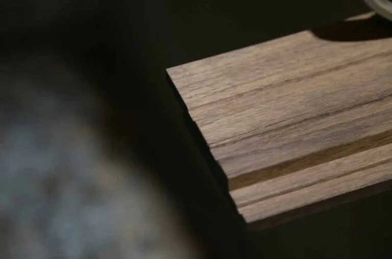 close-up van een betonplex plaat met zichtbare lagen