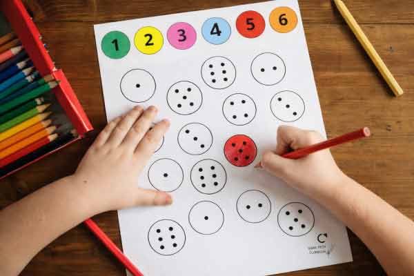 kind kleurt werkblad stippen tellen met cijfers 1-6