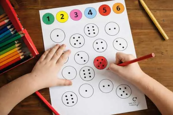 kind kleurt werkblad stippen tellen met cijfers 1-6
