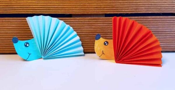 Egel knutselen papier: twee papieren egels met waaierlijf van een vouwblaadje